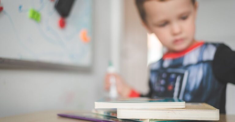 découvrez l'importance de l'apprentissage précoce de la lecture et du développement des compétences en littératie chez les jeunes enfants pour favoriser leur réussite scolaire et personnelle.