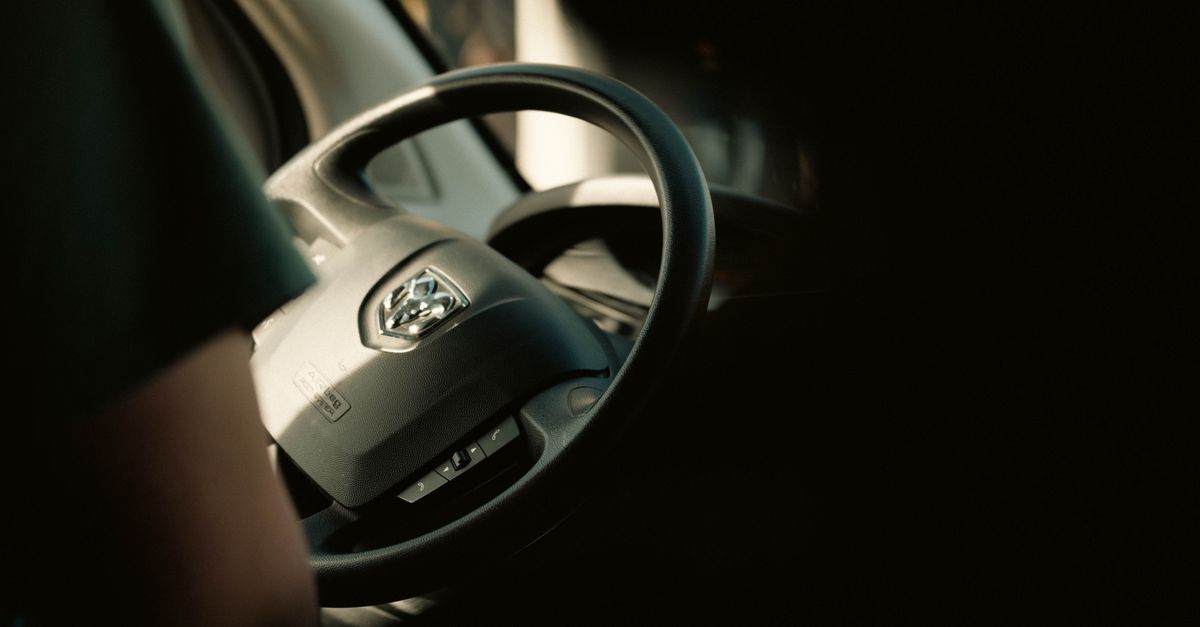 découvrez les exigences du cpc conducteur : formations, qualifications et obligations pour exercer dans le transport routier de marchandises ou de voyageurs.