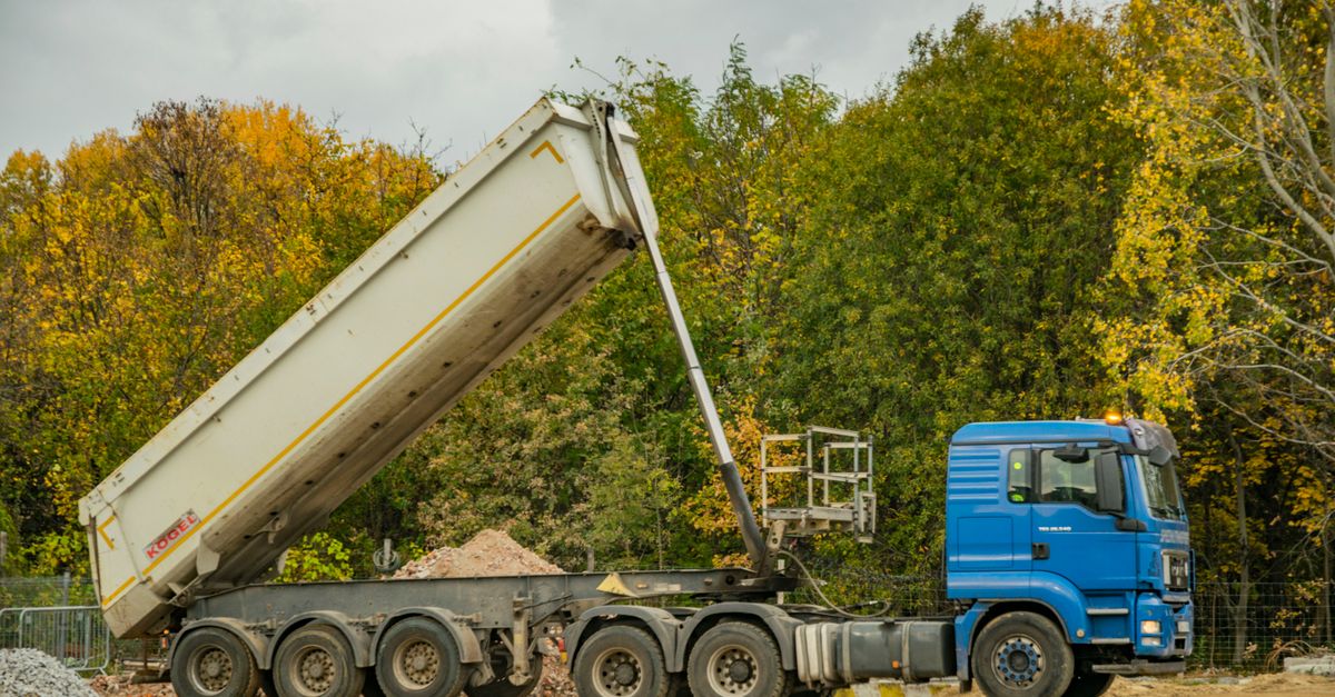 découvrez les exigences de la fimo pour conduire un camion-benne en france : formation obligatoire, conditions d’accès et démarches à prévoir.