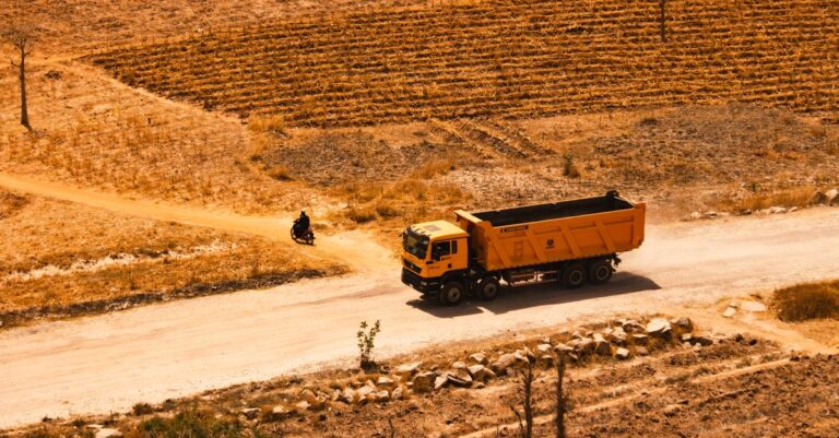 découvrez les exigences de la fimo pour les conducteurs de camions-bennes : conditions d’accès, contenu de la formation et démarches à suivre.