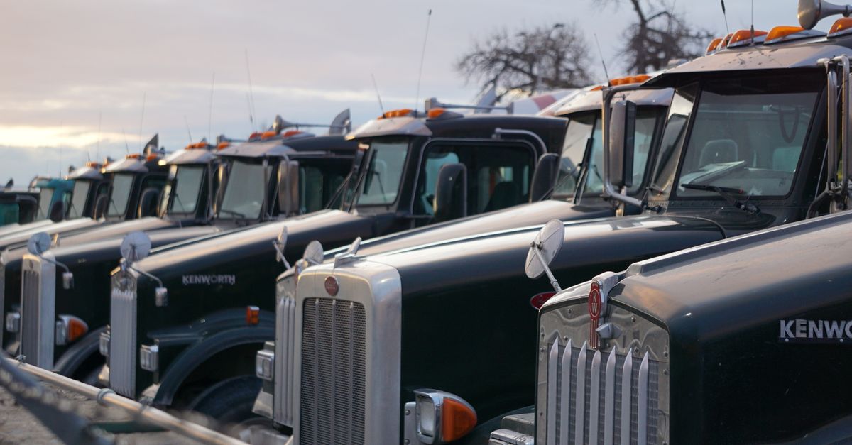 découvrez les qualifications requises pour devenir chauffeur de camion frigorifique : permis, compétences, formations et règles de sécurité.
