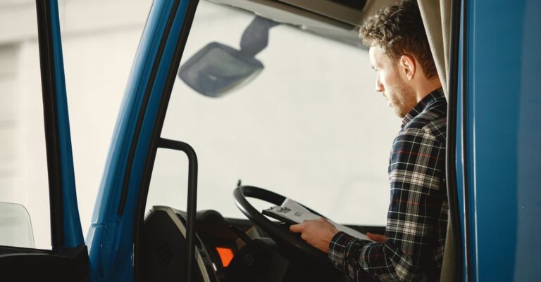 découvrez les qualifications requises pour devenir chauffeur de camion frigorifique : permis, formation et compétences indispensables.